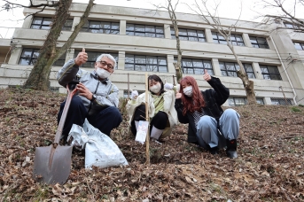 三好学博士の桜の植樹