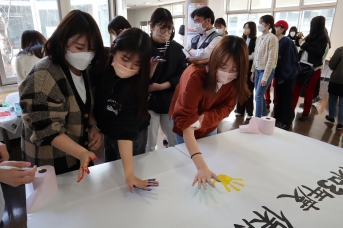 卒業前ガイダンス てがたアート作成の様子